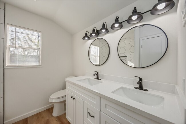 Building Photo - 5942 Ridgeway Dr