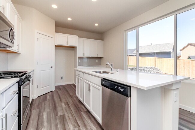 Building Photo - Scenic Auburn Living with Modern Comfort & Easy Seattle/Tacoma Access
