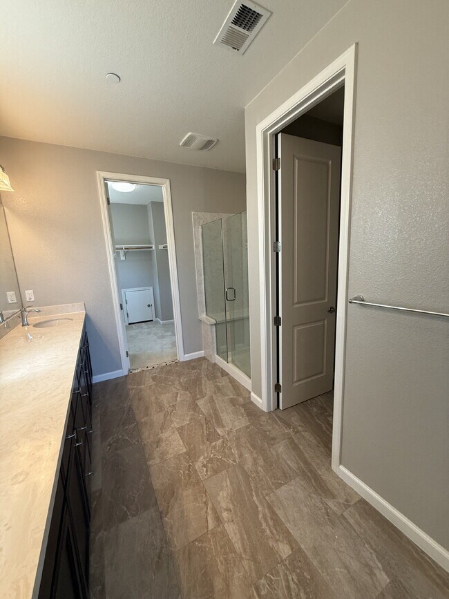 Building Photo - Gorgeous 4 Bed/4 Bath End Unit Condo with ...