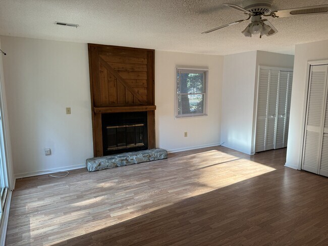 Building Photo - 300 Lee Dr