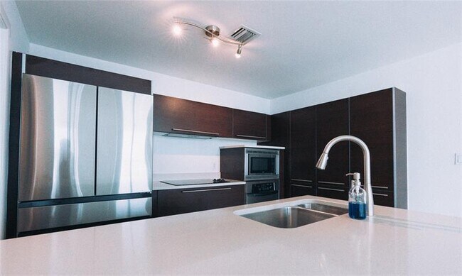 Building Photo - 1900 N Bayshore Dr