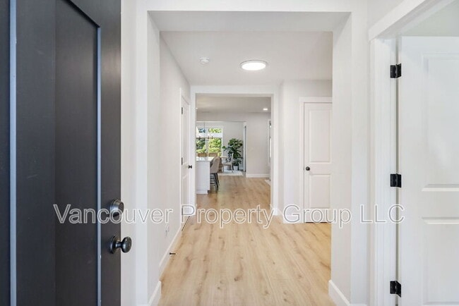 Building Photo - 746 SE 38th St