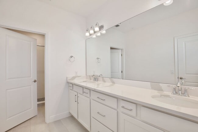 Building Photo - Stunning 3/2.5 Modern Townhome with a Priv...