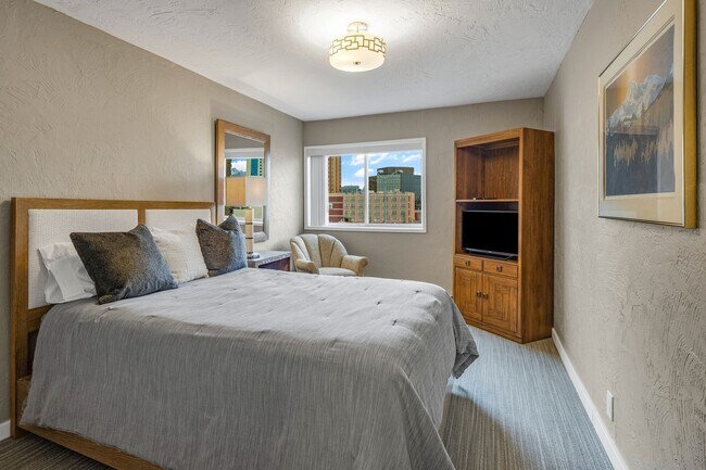 Building Photo - Perfect Downtown Furnished 1 BR Apartment