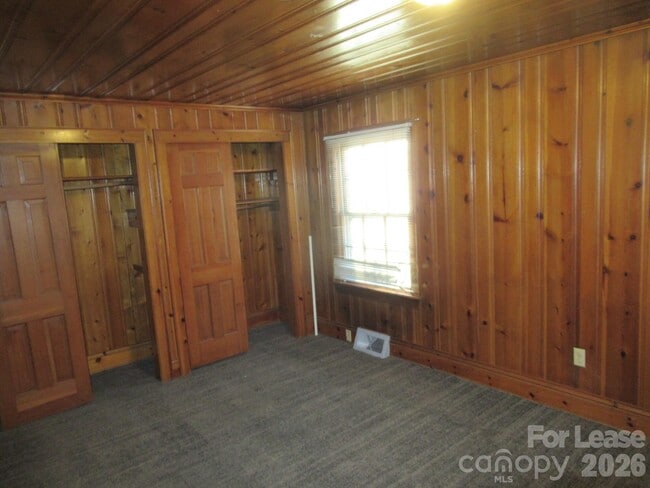 Building Photo - 505 S Cedar St