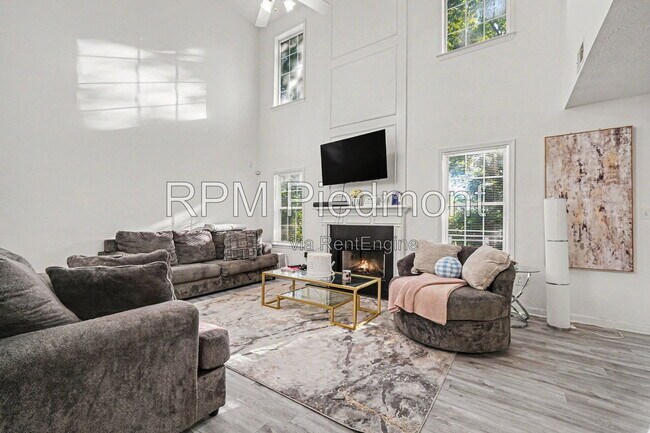 Building Photo - 550 Claudel Ct SW