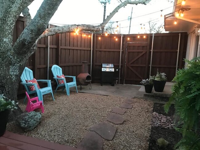 Patio w/shade tree for relaxing - 501 Rogers Way