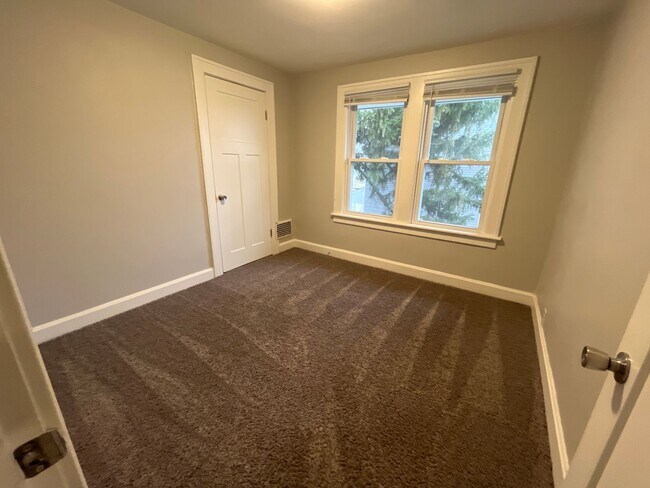 Building Photo - 665-667 Siebert St