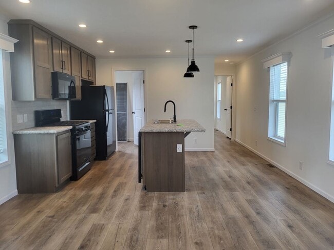 Building Photo - 3 Swan Ln