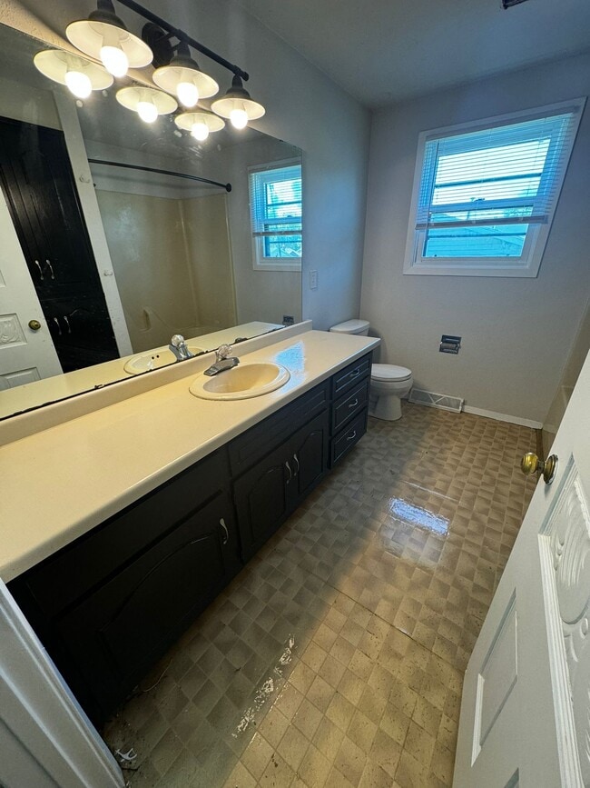 Building Photo - 2213 Crary St