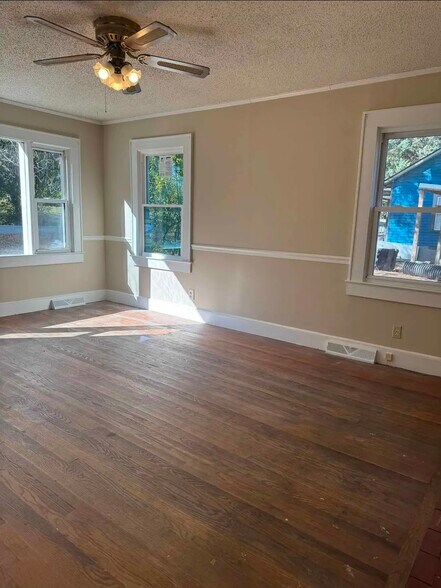 Building Photo - 305 Smith St