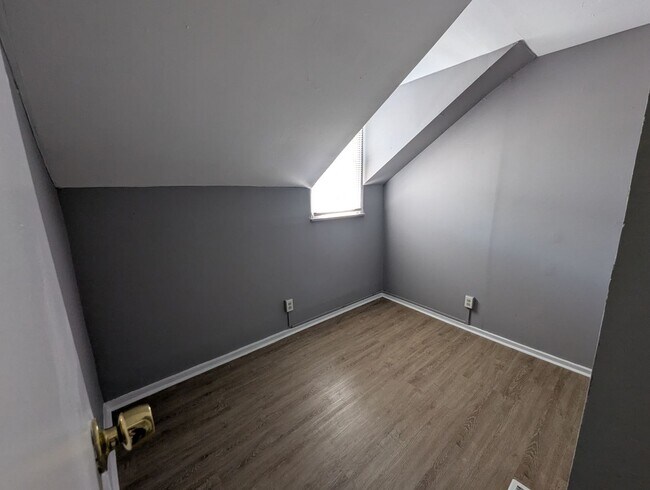 Building Photo - Live on Pennsylvania Ave – Get $100 Off Re...