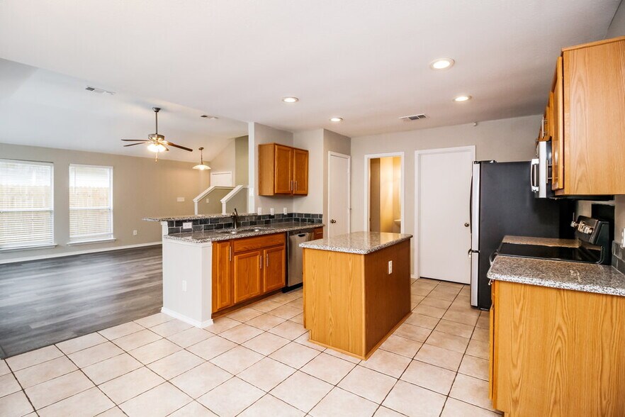 Building Photo - 809 Pace Dr