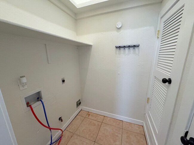 Building Photo - Northeast El Paso 2 bed Refrig A/C Duplex