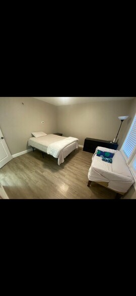 Building Photo - 4 Oak St