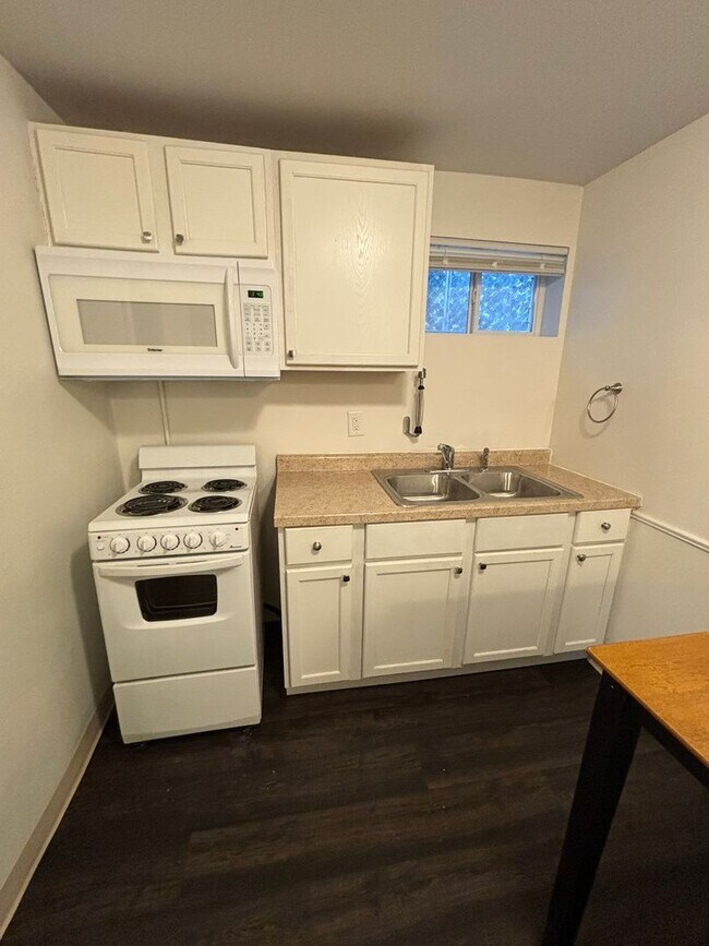 Primary Photo - 611 9th Ave N