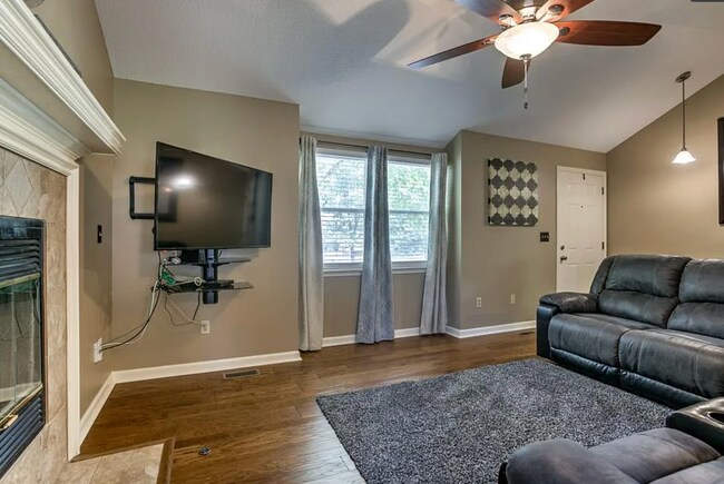 Building Photo - 420 SE Onyx Dr
