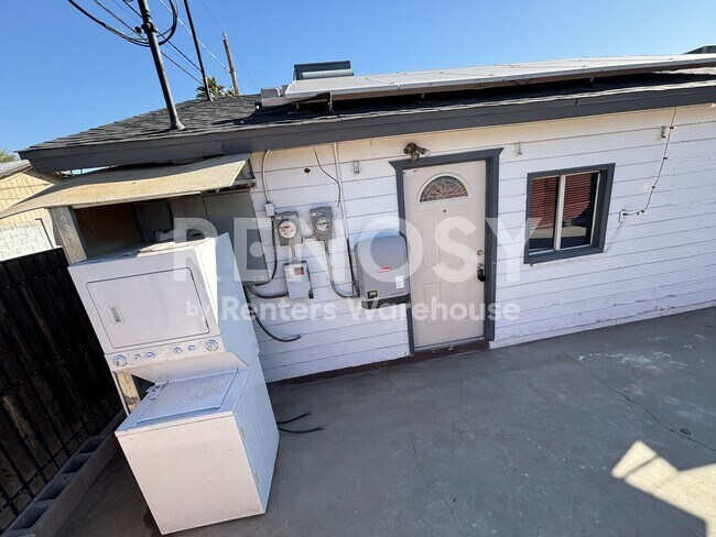 Building Photo - Modern, Solar Energy, 2-Bedroom detached Casita!