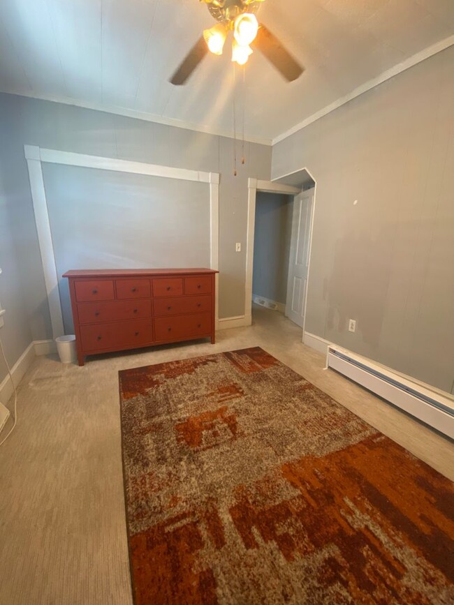 Building Photo - 3 Bedroom, 3.5 Bathroom In Downtown Perryv...