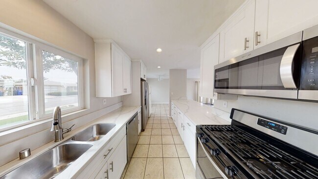 Building Photo - 5BD/2BA, Easy Walk to Campus!! (Lease out,...