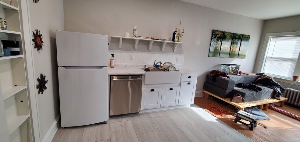 Building Photo - 1013 E Center St