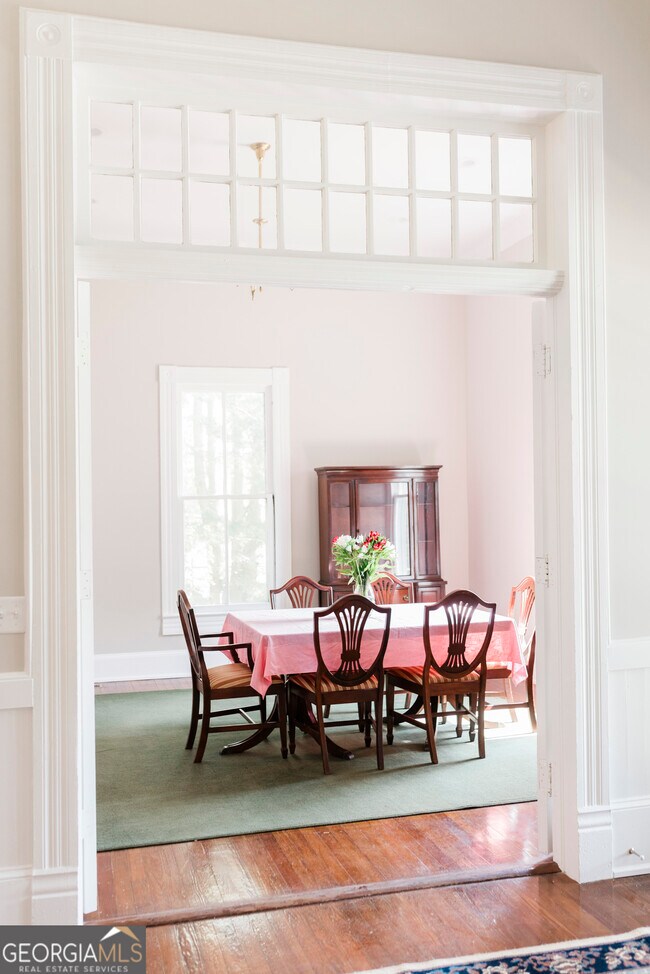 Building Photo - 610 N Ridge Ave
