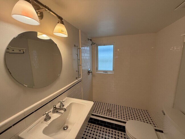 Building Photo - CHARMING ONE BEDROOM / ONE BATHROOM MILL V...