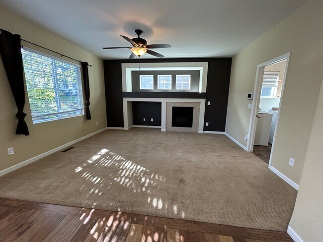 Building Photo - Beautiful 5-bedroom House in the Saddle Rock Area