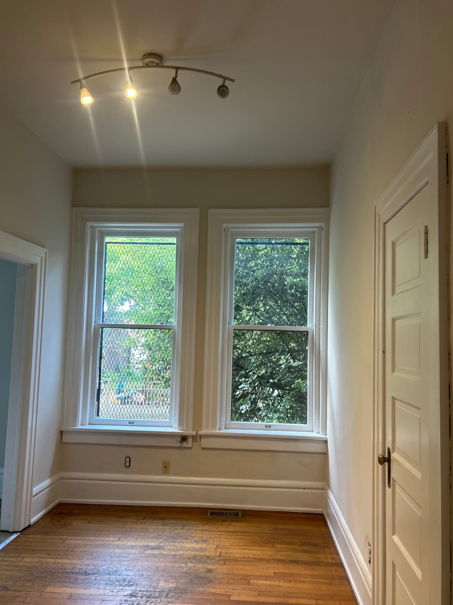 Dining room - 1688 E Broad St