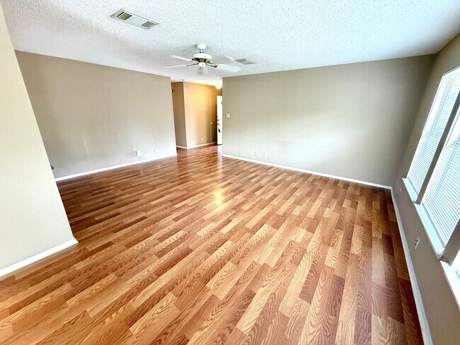Building Photo - AVAILABLE NOW! 3 Bedroom 2 Bath Home Ready...