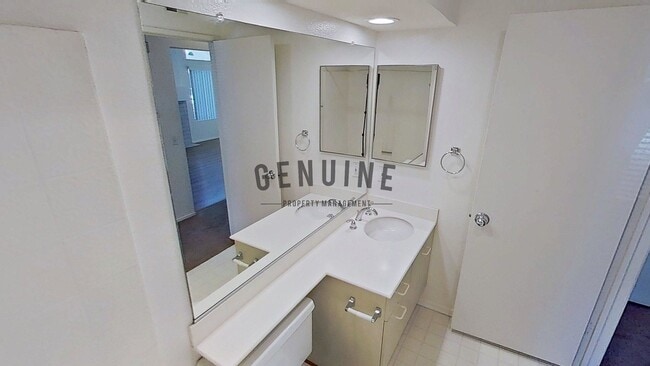 Building Photo - Charming 1Bd Upstairs Condo w/ Den & Garage