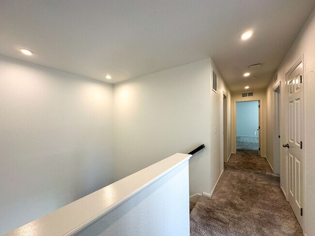 Building Photo - CORNER 3bd 2.5ba paired home in Trails Edge!