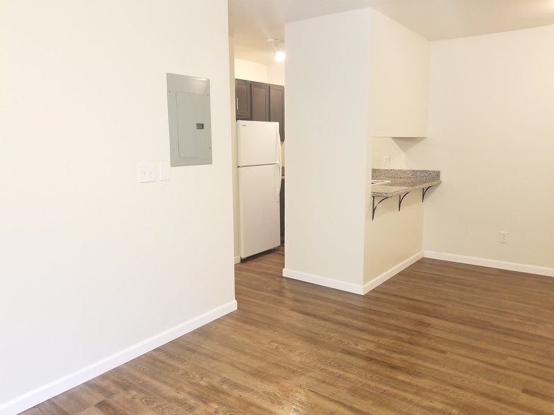 1 bedroom living room - University Mall and Walnut Street Apartments