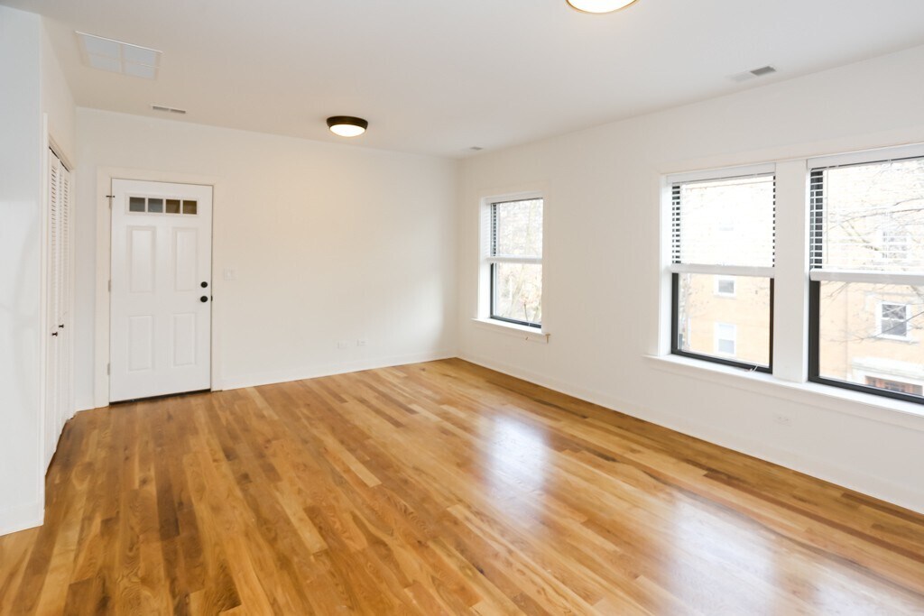 Building Photo - 2211 W Eastwood Ave