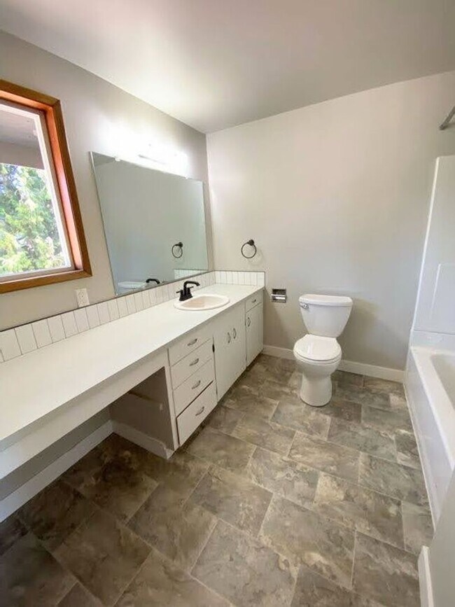 Building Photo - Large 2 bed, 1 bath Townhouse with Parking