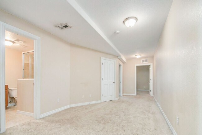 Building Photo - Exceptional 5-Bedroom Home Steps from the University of Denver