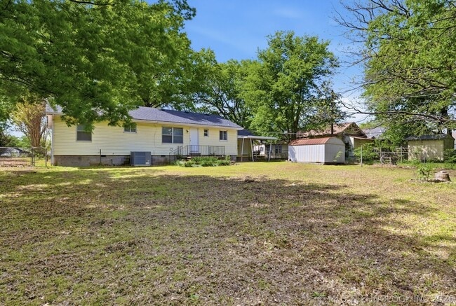 Building Photo - 805 S Cedar St