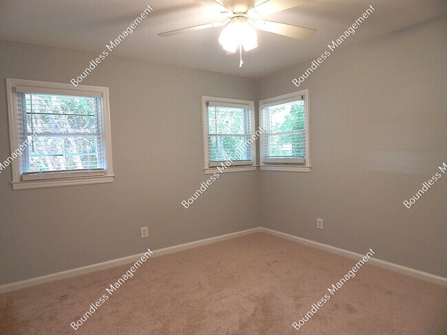 Building Photo - 2788 Rockcliff Rd SE