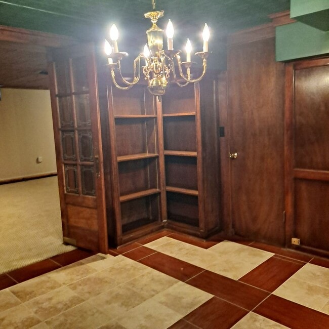 Building Photo - Large 3 bed 2 bath North Riverside Home