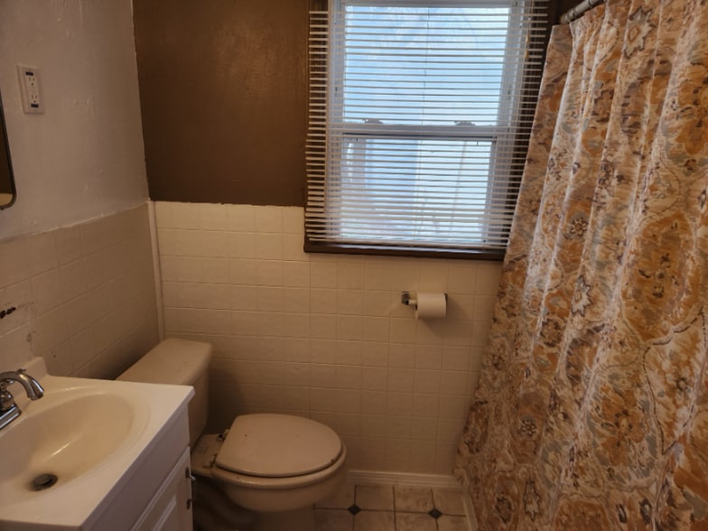 Building Photo - 607 3rd Ave NW