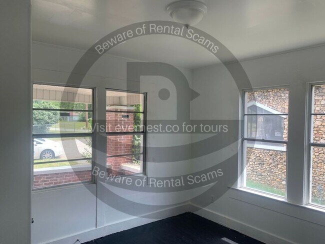 Building Photo - 1325 Sloan Ave