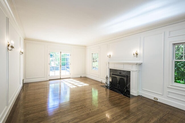 Building Photo - 719 W Poplar Ave