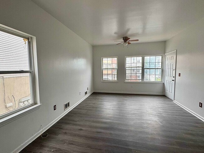 Building Photo - 142 Ege Ave