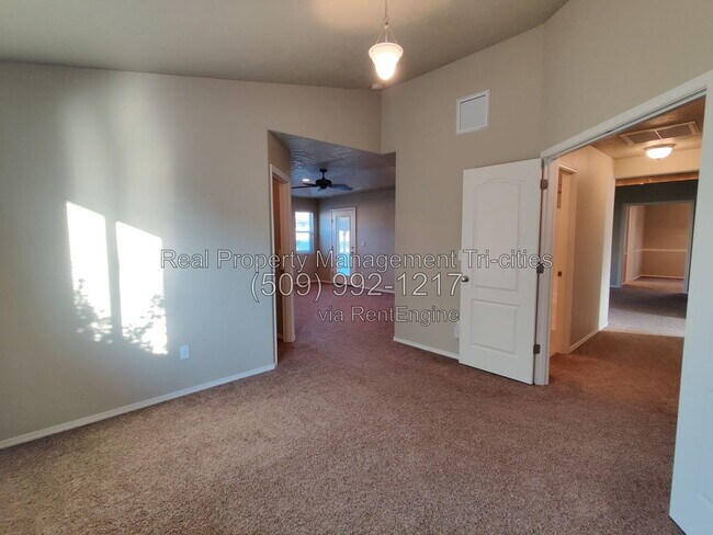 Building Photo - 2667 Torrey Pines Way