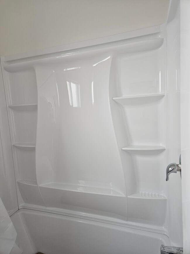 New tub/shower with shelving in tub - 6043 Romaine St