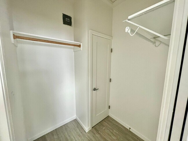 Building Photo - 4540 Ingraham St