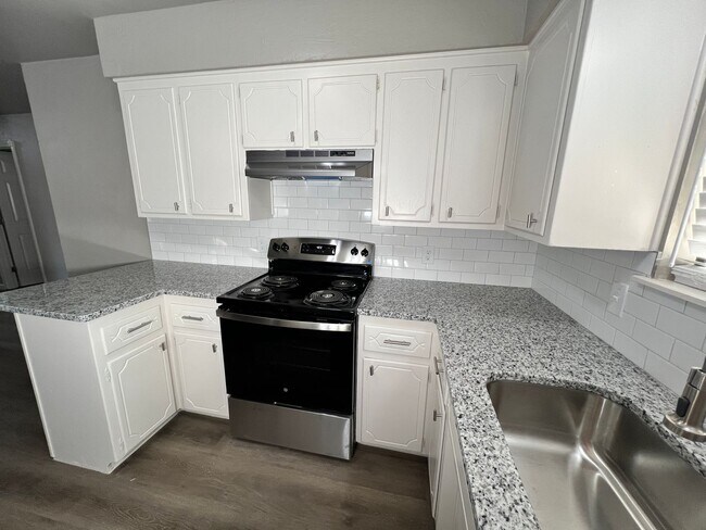 Building Photo - 134 NE Fullerton- Hot new listing!