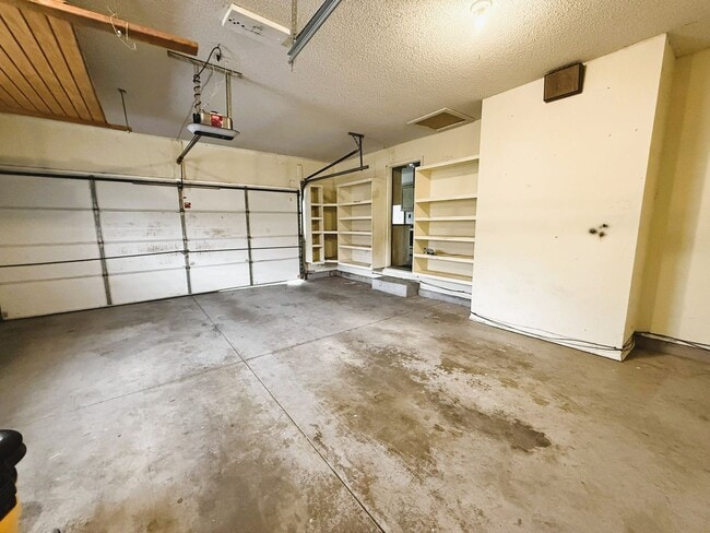 Building Photo - 4 bedroom home with 2 Garages, Finished Basement & Fenced Yard