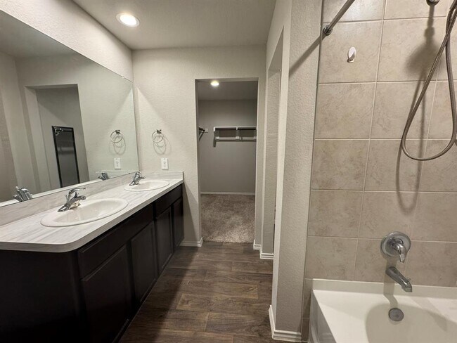 Building Photo - 2407 Poplar Copse Ct