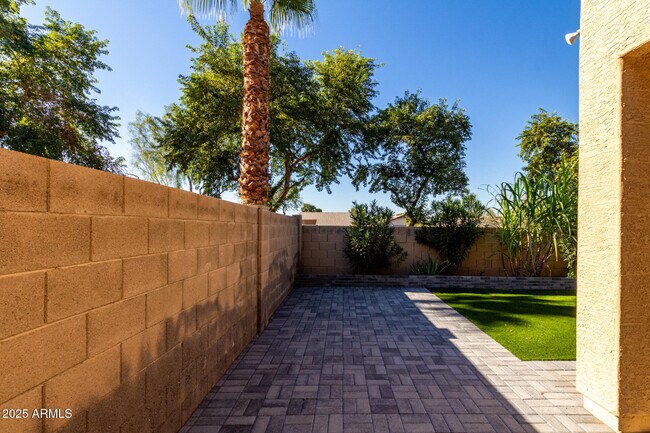 Building Photo - 6820 S 42nd Ln